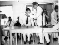 Azeez felicitated by Sir Razik Fareed after delivering the I.L.M. Abdul     Azeez Birth Centenary Address at the Moors' Islamic Cultural Home on        27.10.1967