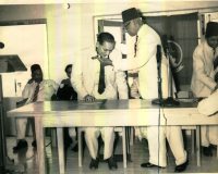 A.M.A. Azeez felicitated by Sir Razik Fareed after delivering the I.L.M. Abdul Azeez Birth Centenary Address on 27.10.1967