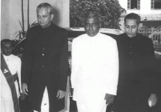 Sir Cyril de Zoysa entering Queen's House to be sworn in as President of the Senate with Hon. E.B. Wikramanayake (Proposer) and A.M.A. Azeez (Seconder) in 1955