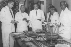 reception to Kalaipulavar Navaratnam by Azeez as Vice-President of Tamil Cultural Society at his residence