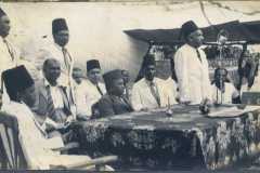 All-Ceylon Muslim League delegates at Kattankudy on their way to the Muslim Educational Conference in Kalmunai in 1949