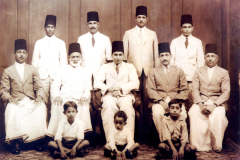 (Taken after Nikah ceremony of A.M.A. Azeez with his Jaffna relatives on 4.10.1936), <p>Standing M.E. Shahul Hameed, A.M. Sultan, A.S. Abdul Cader & A.L. Idroos, <p>Seated S.M. Yoosuf, Sultan Abdul Cader, A.M.A. Azeez, S.M. Aboobucker & A.C. Mohideen, <p>Ground M.S. Amanullah, S.A. Zahir & M.A.A. Hassan
