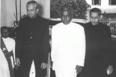 Sir Cyril de Zoysa entering Queen\'s House to be sworn in as President of the Senate with Hon. E.B. Wikramanayake (Proposer) and A.M.A. Azeez (Seconder) in 1955