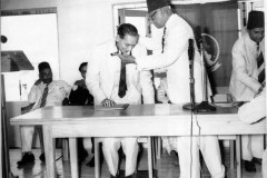 Azeez felicitated by Sir Razik Fareed after delivering the I.L.M. Abdul     Azeez Birth Centenary Address at the Moors\' Islamic Cultural Home on        27.10.1967