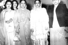 Ummu at the reception by Begum Liaquat Ali Khan during the World Muslim Conference in Karachi, Pakistan in 1951