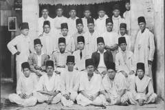 At the reception given to Azeez (seated in center) by the Jaffna Muslim Brotherhood on his departure to Cambridge University in 1934